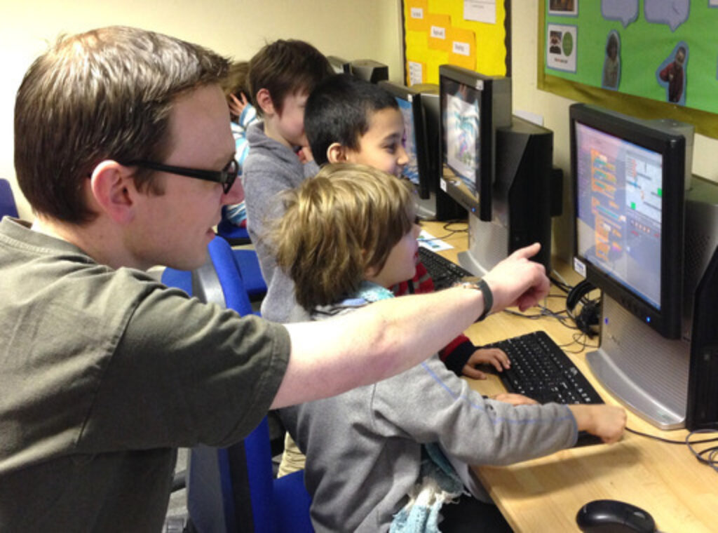 Игры поиграть на информатике. Школьники на информатике. Кружок программирования для детей. Компьютерная школа для детей. Компьютерное образование для детей.